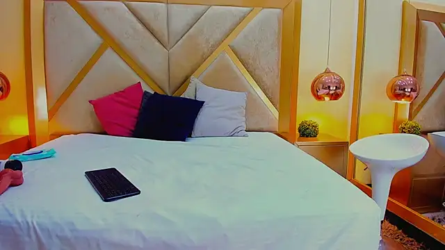 ElenaWatsonn online show from 17, 4, 2026