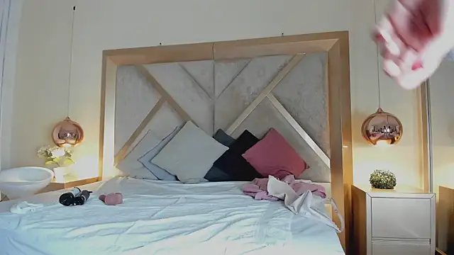 ElenaWatsonn online show from 4, 4, 2026