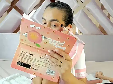 MiaKleinX online show from 10, 4, 2026