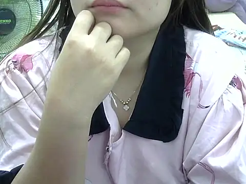 Snapshot of Sarah_no_land chatting on 10, 5, 2026 Sarah no land online show from 10, 5, 2026