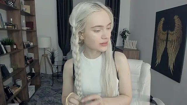 KristalCrowner online show from 1, 3, 2026