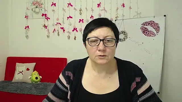 EmilyL0ve online show from 10, 4, 2026