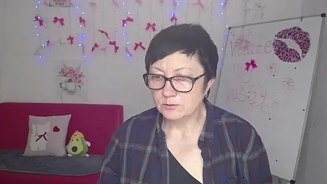 Snapshot of EmilyL0ve chatting on 5, 5, 2026 EmilyL0ve online show from 5, 5, 2026