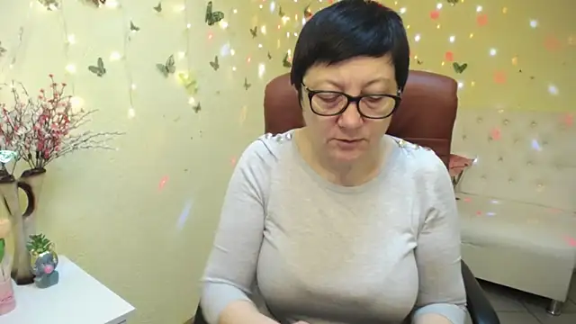 Snapshot of EmilyL0ve chatting on 28, 4, 2026 EmilyL0ve online show from 28, 4, 2026