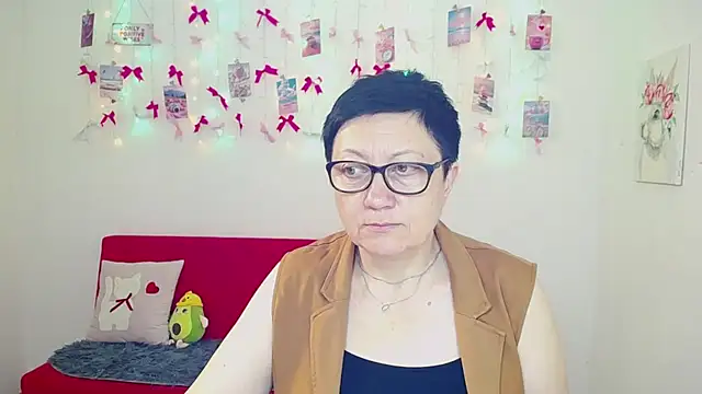 Snapshot of EmilyL0ve chatting on 8, 5, 2026 EmilyL0ve online show from 8, 5, 2026