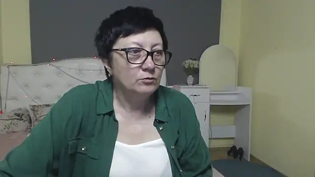 Snapshot of EmilyL0ve chatting on 4, 5, 2026 EmilyL0ve online show from 4, 5, 2026
