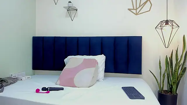 mayaevansmg online show from 20, 2, 2026