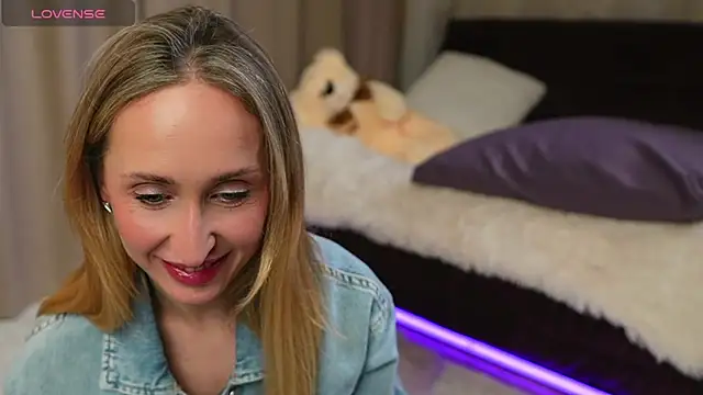 Emely Moon online show from 8, 5, 2026