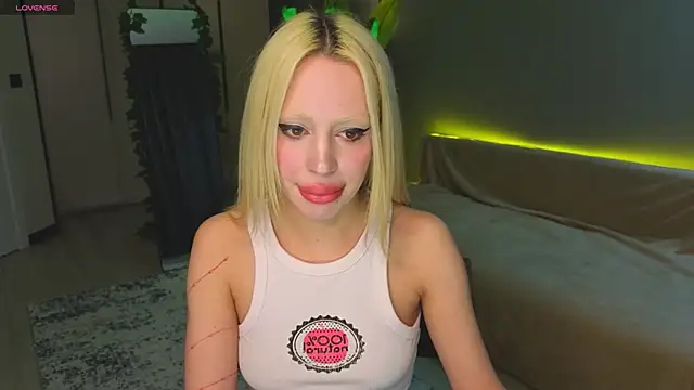 Snapshot of Luna_Beverly chatting on 26, 4, 2026 Luna Beverly online show from 26, 4, 2026