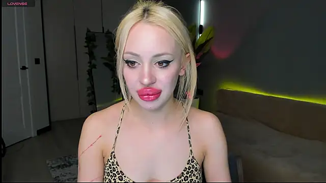 Luna Beverly online show from 3, 4, 2026