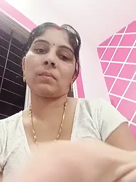 Snapshot of Hot_ree85 chatting on 4, 6, 2026 Hot ree85 online show from 4, 6, 2026
