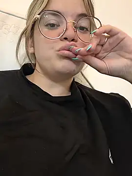 Snapshot of gisequeen chatting on 15, 4, 2026 gisequeen online show from 15, 4, 2026