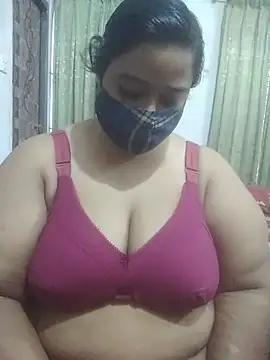 Snapshot of momo_loves chatting on 8, 7, 2026 momo loves online show from 8, 7, 2026