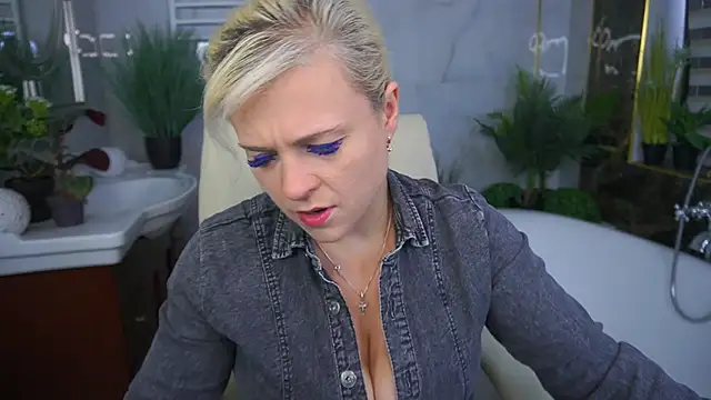 Snapshot of CrystalVibe chatting on 13, 5, 2026 CrystalVibe online show from 13, 5, 2026