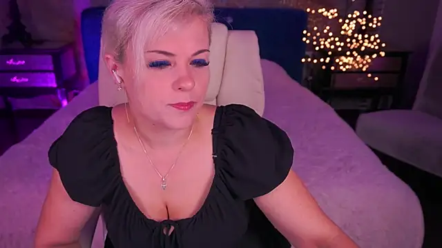 Snapshot of CrystalVibe chatting on 24, 4, 2026 CrystalVibe online show from 24, 4, 2026