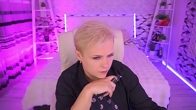 Snapshot of CrystalVibe chatting on 18, 5, 2026 CrystalVibe online show from 18, 5, 2026