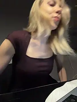 ElenaWhitmore online show from 18, 1, 2026