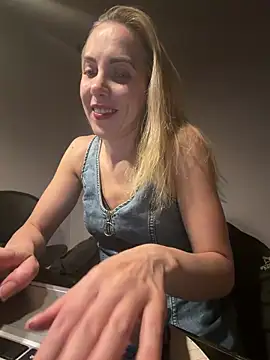 Snapshot of ElenaWhitmore chatting on 30, 5, 2026 ElenaWhitmore online show from 30, 5, 2026