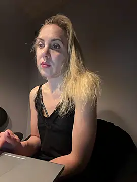 Snapshot of ElenaWhitmore chatting on 2, 6, 2026 ElenaWhitmore online show from 2, 6, 2026