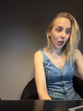 Snapshot of ElenaWhitmore chatting on 1, 5, 2026 ElenaWhitmore online show from 1, 5, 2026