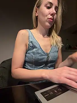 Snapshot of ElenaWhitmore chatting on 7, 6, 2026 ElenaWhitmore online show from 7, 6, 2026