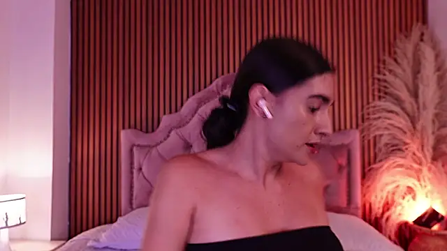 Snapshot of Violett_hott_ chatting on 15, 5, 2026 Violett hott online show from 15, 5, 2026