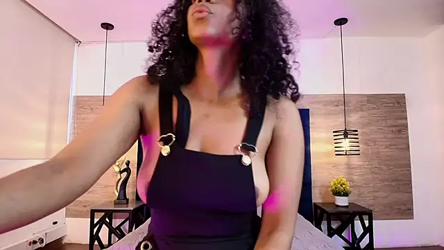 Snapshot of Ellie-Alves chatting on 3, 8, 2026 Ellie-Alves online show from 3, 8, 2026