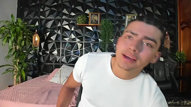 Snapshot of elliot_colton chatting on 20, 7, 2026 elliot colton online show from 20, 7, 2026
