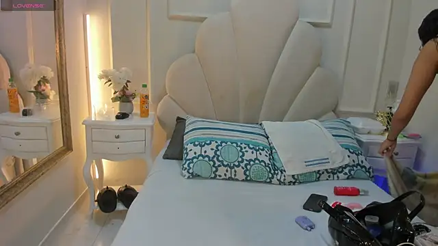 Miaaffox online show from 12, 2, 2026