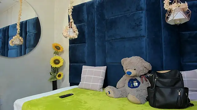 Laura Miller1 online show from 15, 4, 2026