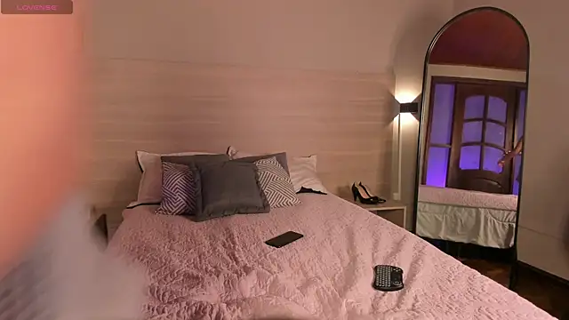 Lara reynolds  online show from 17, 4, 2026