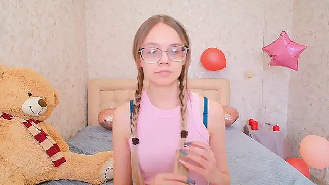 LolliStrawberry online show from 13, 3, 2026