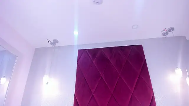 emily clarkk  online show from 22, 4, 2026