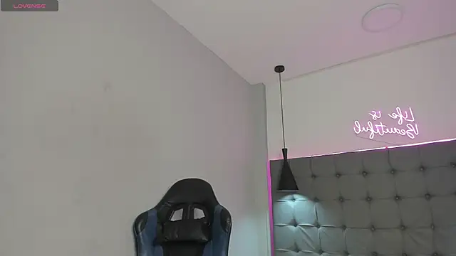 scarletcherry18 online show from 10, 4, 2026