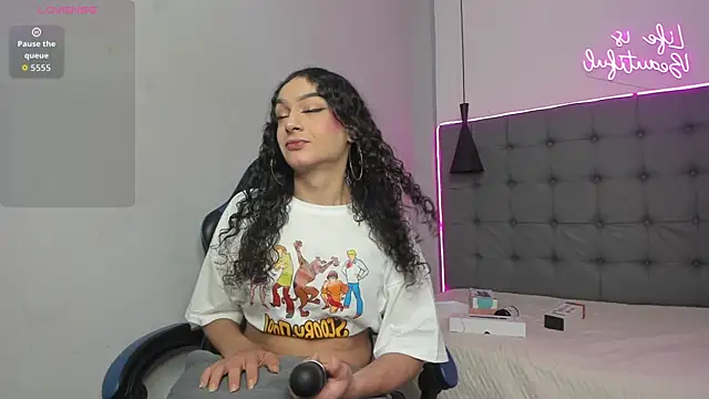 scarletcherry18 online show from 14, 4, 2026