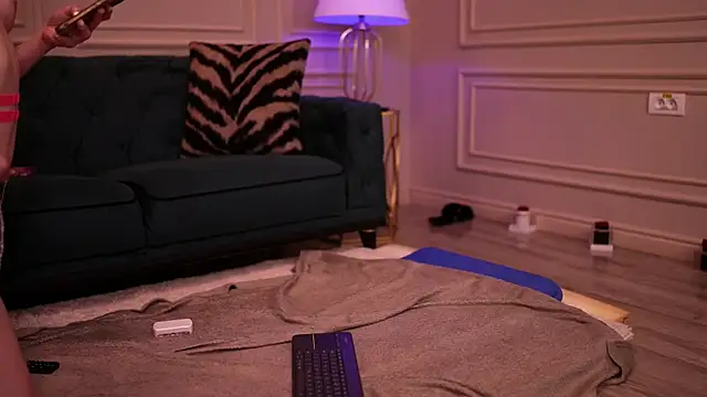 ScarletSnows online show from 12, 4, 2026