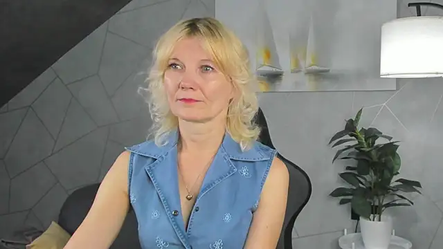 Snapshot of Julie_Lucas chatting on 25, 6, 2026 Julie Lucas online show from 25, 6, 2026