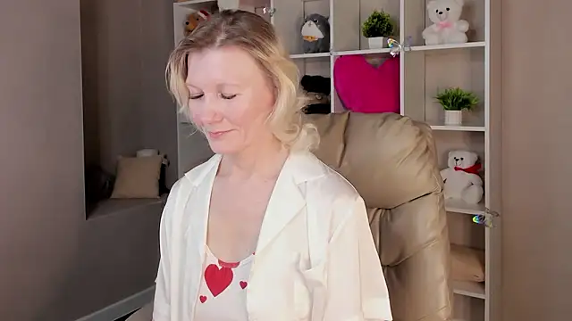 Julie Lucas online show from 10, 3, 2026