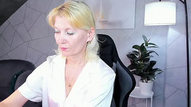 Julie Lucas online show from 4, 6, 2026