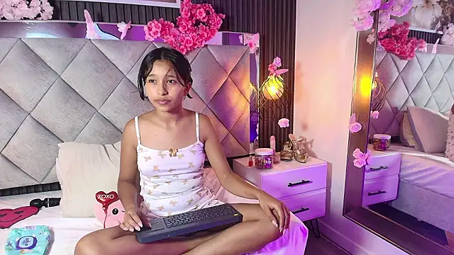 Real virgin Pussy online show from 15, 2, 2026