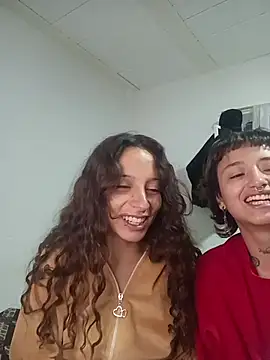 Snapshot of AlexxaAndRileyy chatting on 25, 5, 2026 AlexxaAndRileyy online show from 25, 5, 2026