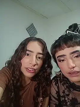 Snapshot of AlexxaAndRileyy chatting on 4, 6, 2026 AlexxaAndRileyy online show from 4, 6, 2026
