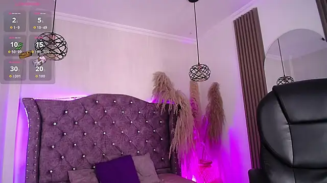 Snapshot of Violet_Collins1 chatting on 4, 6, 2026 Violet Collins1 online show from 4, 6, 2026