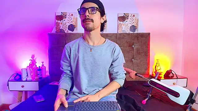 Ethan Briggs  online show from 22, 7, 2026