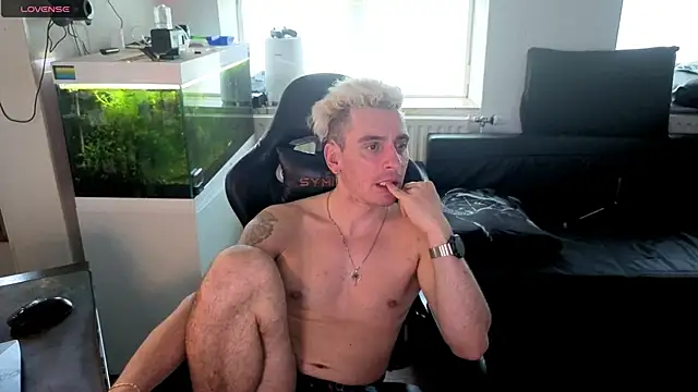 Snapshot of Rayzel_White chatting on 23, 5, 2026 Rayzel White online show from 23, 5, 2026