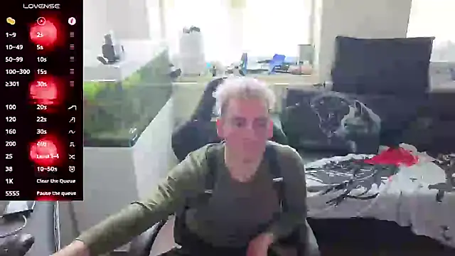 Snapshot of Rayzel_White chatting on 6, 5, 2026 Rayzel White online show from 6, 5, 2026