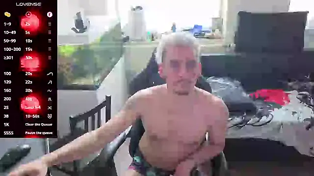 Snapshot of Rayzel_White chatting on 4, 5, 2026 Rayzel White online show from 4, 5, 2026