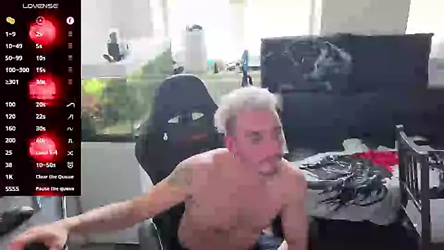 Snapshot of Rayzel_White chatting on 3, 5, 2026 Rayzel White online show from 3, 5, 2026