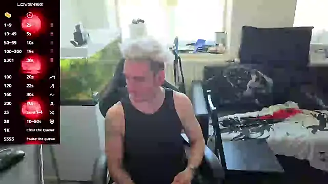 Snapshot of Rayzel_White chatting on 7, 5, 2026 Rayzel White online show from 7, 5, 2026