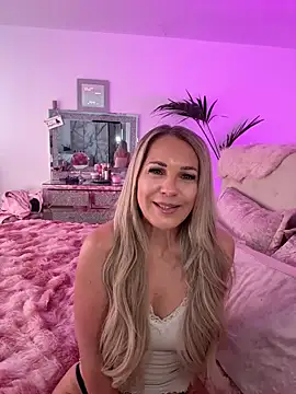 Snapshot of JulieSol chatting on 4, 4, 2026 JulieSol online show from 4, 4, 2026